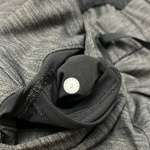 Lululemon On The Fly Pant 26" in Heathered Black Size 2 - Picture 4 of 7